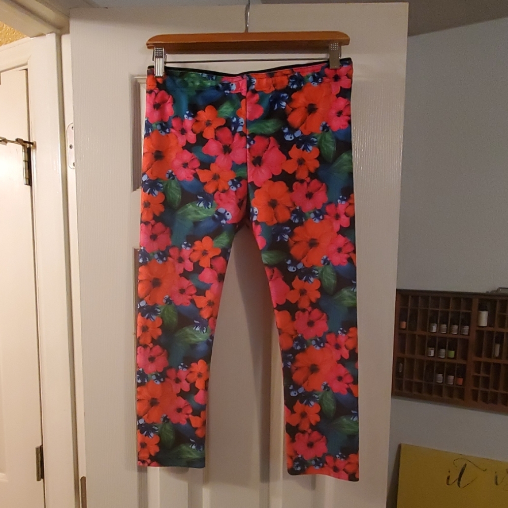 Rare Lorna Jane Hibiscus Capri Tights